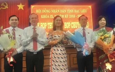 Bí thư Tỉnh ủy và Chủ tịch HĐND tỉnh tặng hoa chúc mừng tân Chủ tịch UBND và các Phó Chủ tịch UBND tỉnh Bạc Liêu. 