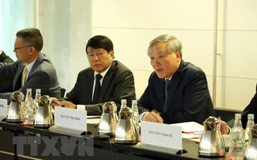 Chánh án Tòa án Nhân dân Tối cao Nguyễn Hòa Bình phát biểu trong buổi làm việc tại Bộ Tư pháp liên bang Đức. (Ảnh: TTXVN)