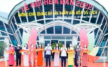 Ban tổ chức cắt băng khai mạc Hoạt động trưng bày, giới thiệu, quảng bá sản phẩm văn hóa, du lịch.