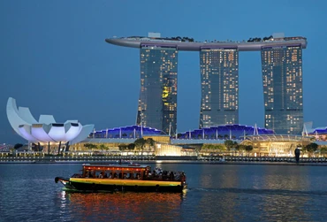 Marina Bay Sand lung linh về đêm là một điểm không thể bỏ qua của du khách khi đến Singapore (Ảnh: REUTERS)