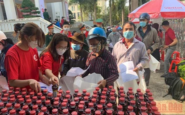 Những người nghèo ở thành phố Buôn Ma Thuột chọn hàng tại phiên “Chợ nhân đạo” xuân Nhâm Dần 2022.