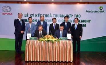 Ông Hiroyuki Ueda - Tổng Giám đốc Toyota VN (ngồi bên trái) và ông Phạm Quang Dũng - Tổng Giám đốc Vietcombank (ngồi bên phải) ký kết thỏa thuận hợp tác giữa Vietcombank và Toyota VN.
