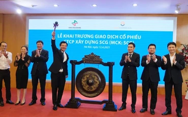 Nghi thức đánh cồng khai trương phiên giao dịch đầu tiên của SCG trên sàn UPCoM. (Ảnh: thoibaotaichinhvietnam.vn)