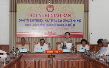Phó Chủ tịch Hội Khuyến học Việt Nam Trương Thị Hiền phát biểu tại Hội nghị.