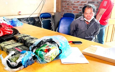 Đối tượng Giàng Seo Chúng bị bắt giữ cùng tang vật.