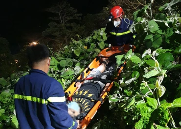 Lực lượng chức năng đưa nạn nhân lên khỏi vực sâu.