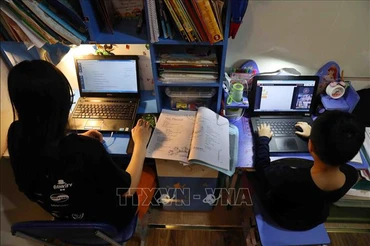 Sự phát triển của công nghệ và mạng internet có những tác động to lớn đối với trẻ em. Ảnh minh họa: TTXVN.