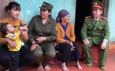 Cán bộ, chiến sĩ Công an tỉnh Lạng Sơn tuyên truyền, vận động người dân chấp hành đường lối, chủ trương, chính sách của Đảng và Nhà nước. (Ảnh ANH KHOA)
