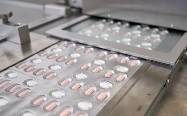 Sản xuất thuốc điều trị Covid-19 Paxlovid của Pfizer tại Ascoli, Italia, ngày 16/11/2021. (Ảnh: Reuters)