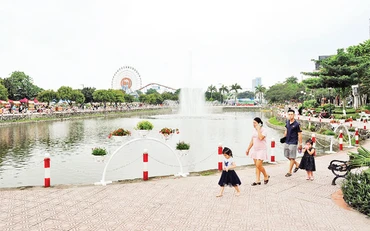 Khách tham quan khu vực phố đi bộ Trịnh Công Sơn, Tây Hồ.