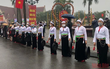 Đội cồng chiêng Mường trình diễn đón khách tại Làng Văn hóa.