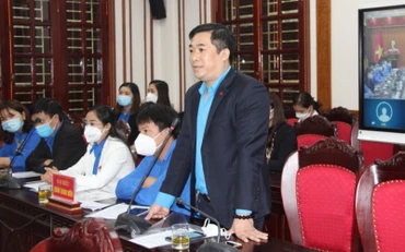 Đại diện cán bộ và đoàn viên dự hội nghị đặt câu hỏi với đồng chí Bí thư Tỉnh ủy và Chủ tịch UBND tỉnh.
