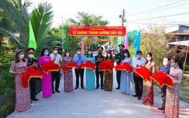 Khánh thành tuyến đường Dãy Ba tại xã Thạnh Quới, huyện Vĩnh Thạnh nhân dịp Tết quân dân năm 2022. (Ảnh: NGUYỄN THẮNG)