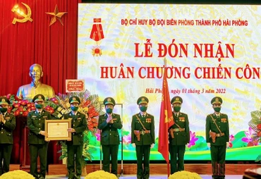 Tư lệnh Bộ đội Biên phòng, Trung tướng Lê Đức Thái trao Huân chương Chiến công hạng Nhì của Chủ tịch nước tặng Bộ Chỉ huy Bộ đội Biên phòng thành phố Hải Phòng.
