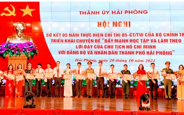 Biểu dương và trao Bằng khen tặng các tập thể và cá nhân tiêu biểu, xuất sắc của thành phố Cảng.