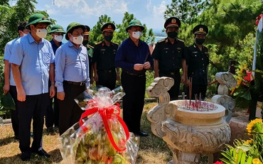 Đồng chí Nguyễn Trọng Nghĩa, Bí thư Trung ương Đảng, Trưởng Ban Tuyên giáo Trung ương dâng hương, viếng mộ Đại tướng Võ Nguyên Giáp.