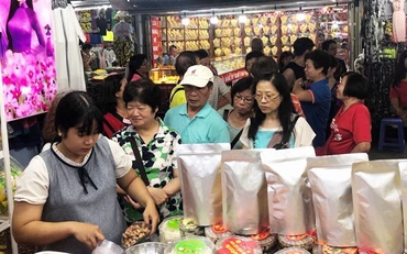 Người dân, du khách tham quan, mua sắm tại phố đi bộ.