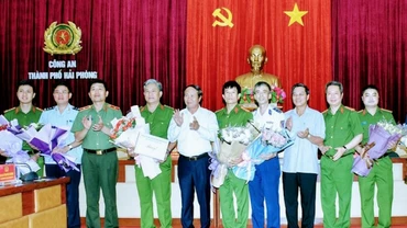 Lãnh đạo TP Hải Phòng khen thưởng lực lượng phá án.