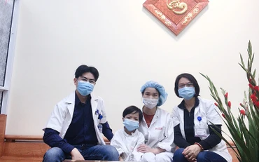Bác sĩ và nhân viên y tế Trung tâm Tim mạch và Lồng ngực cùng bệnh nhân trước khi xuất viện.