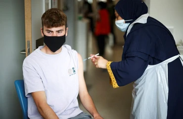 Tiêm vaccine ngừa Covid-19 tại Bệnh viện Trung tâm Middlesex ở thủ đô London, Vương quốc Anh ngày 1/8/2021. (Ảnh: Reuters)