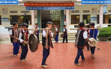 Ðội chiêng xoang Trường tiểu học Ðặng Trần Côn, xã Ngọk Bay, TP Kon Tum trong một buổi tập.