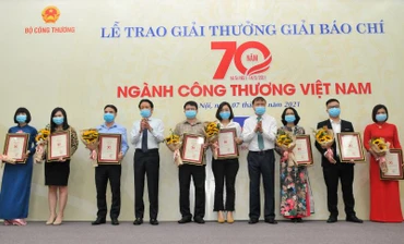 Thứ trưởng Công thương Đỗ Thắng Hải và Thứ trưởng Thông tin và Truyền thông Hoàng Vĩnh Bảo trao giải cho các tác giả có tác phẩm đạt giải B của cuộc thi.