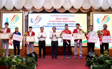 Lãnh đạo tỉnh Long An trao Bằng khen và hoa cho các vận động viên, huấn luyện viên.