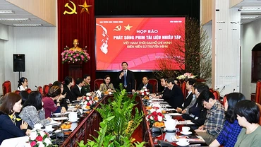 Buổi họp báo về việc phát sóng phim tài liệu nhiều tập “Việt Nam thời đại Hồ Chí Minh”.