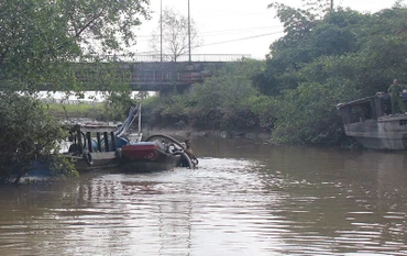 Lực lượng công an trục vớt thuyền bị nhấn chìm.