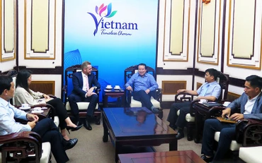 Phó Tổng cục trưởng Hà Văn Siêu tiếp ông Andrew White, Quản lý quan hệ đối tác quảng cáo, Discovery. (Ảnh: Tổng cục Du lịch)