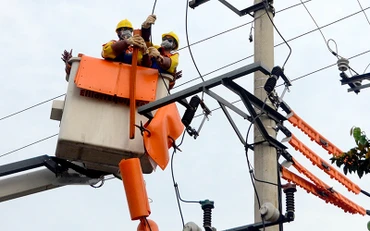 Công nhân Ðội sửa chữa hotline Công ty Ðiện lực Nam Ðịnh thay thế thiết bị trạm biến áp.