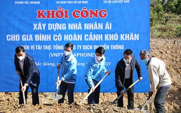 Đại diện lãnh đạo các ban, ngành, đoàn thể khởi công xây dựng công trình “Nhà nhân ái” tặng gia đình có hoàn cảnh khó khăn trong khuôn khổ lễ phát động các chương trình tình nguyện.