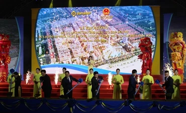Các đại biểu động thổ khởi công dự án.