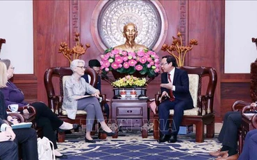 Bí thư Thành ủy Thành phố Hồ Chí Minh tiếp bà Wendy Sherman, Thứ trưởng thứ nhất Bộ Ngoại giao Hoa Kỳ. (Ảnh: TTXVN)