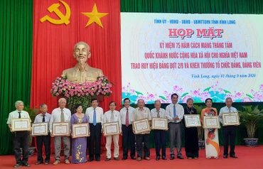 Trao Huy hiệu cho những đảng viên cao niên tuổi Đảng.