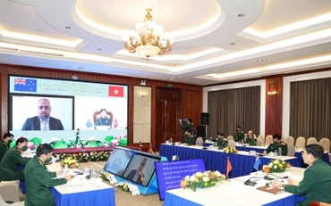 Quang cảnh buổi điện đàm tại đầu cầu Hà Nội. (Ảnh: Báo Quân đội Nhân dân)