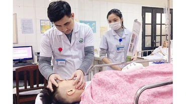 Bệnh nhân bị tai nạn do pháo điều trị tại Bệnh viện Hữu nghị Việt Đức. Ảnh: BVCC