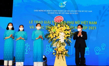 Phó Thủ tướng Thường trực Phạm Bình Minh trao lẵng hoa tặng Hội Liên hiệp Phụ nữ Việt Nam.