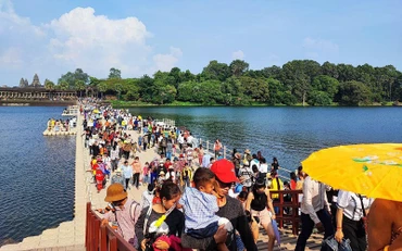 Khách du lịch thăm đền Angkor Wat trong dịp lễ Chol Chnam Thmey. (Ảnh: Fresh News)