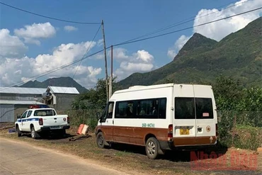 Chiếc xe ô-tô Ford Transit 16 chỗ hợp đồng đưa đón học sinh.