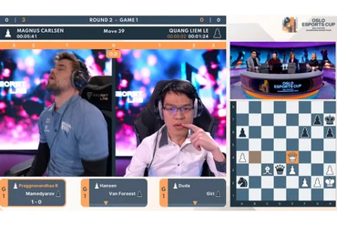 Carlsen thất vọng sau sai lầm ở ván đầu tiên. (Ảnh: Chụp màn hình)