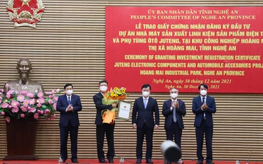 Trao Giấy chứng nhận đăng ký đầu tư cho đại diện Tập đoàn Ju Teng. 