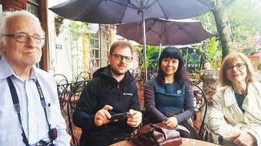 Từ trái qua phải - dịch giả Đức Guenter Giesenfeld, nhà thơ Sándor Halmosi, nhà văn Kiều Bích Hậu, nhà thơ Laura Garavaglia.