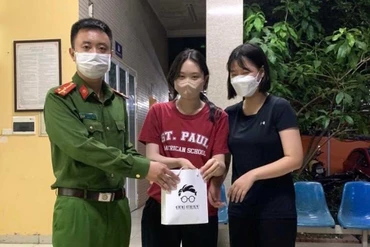 Công an phường Kim Mã giúp hai cô gái Hàn Quốc tìm lại tài sản thất lạc.
