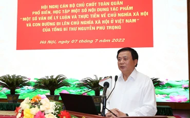 Đồng chí Nguyễn Xuân Thắng giới thiệu tác phẩm tại Hội nghị.