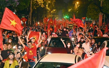 Người dân Thủ đô Hà Nội mừng chiến thắng của Đội tuyển bóng đá nam U23 Việt Nam. (Ảnh ĐĂNG KHOA)