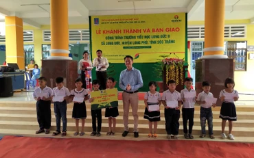 Nhân dịp này, Đạm Cà Mau đã dành tặng 20 suất học bổng, trị giá 500.000 đồng/suất đến các em học sinh vượt khó học giỏi
