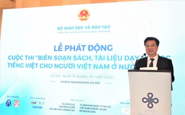 Thứ trưởng GD và ĐT Nguyễn Hữu Độ phát biểu tại lễ phát động cuộc thi. 