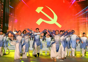 Múa hát mừng Đảng, mừng Xuân.