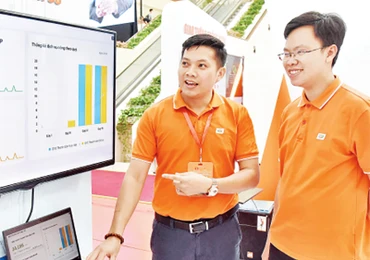 Tập đoàn FPT giới thiệu hệ thống quản lý chính quyền số tại Diễn đàn cấp cao Đô thị thông minh ASEAN 2020. Ảnh: Đức Anh